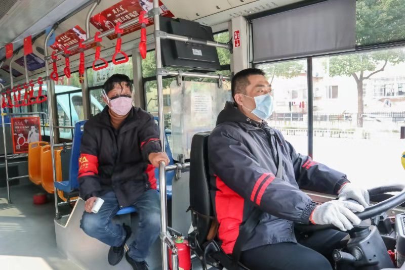 每车配驾驶员与测温员各一名.jpg 每车配驾驶员与测温员各一名.jpg