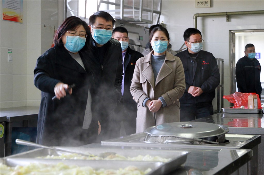 集团领导关心职工饮食安全.jpg