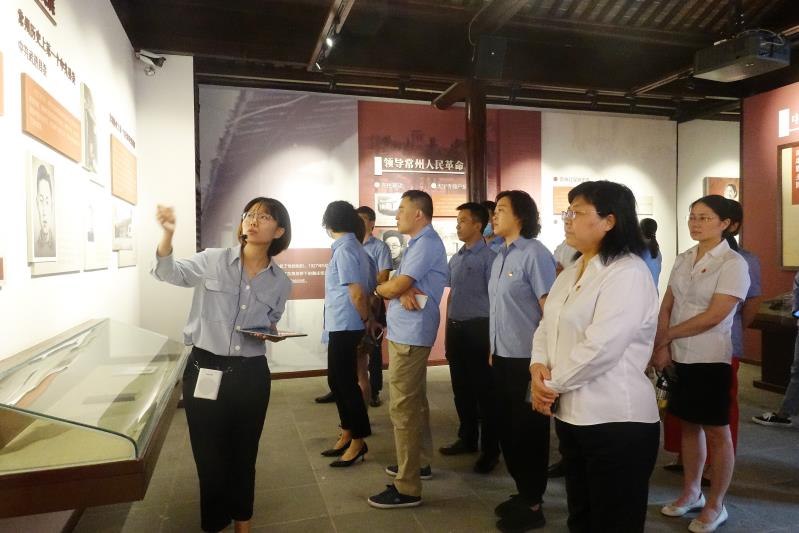 组织党员干部参观“红馆”.jpg 组织党员干部参观“红馆”.jpg