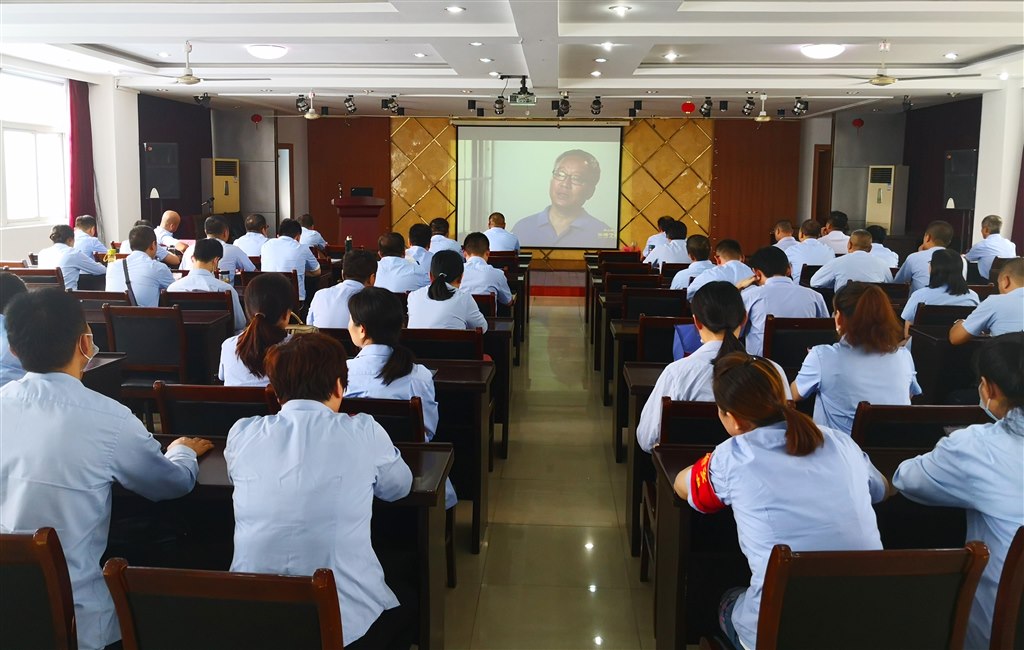 观看反腐倡廉电教片.jpg 观看反腐倡廉电教片.jpg