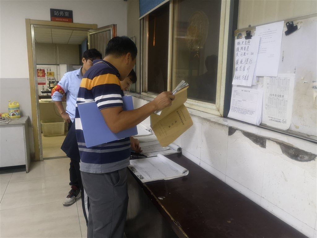 检查夜间车辆停放台账.jpg 检查夜间车辆停放台账.jpg