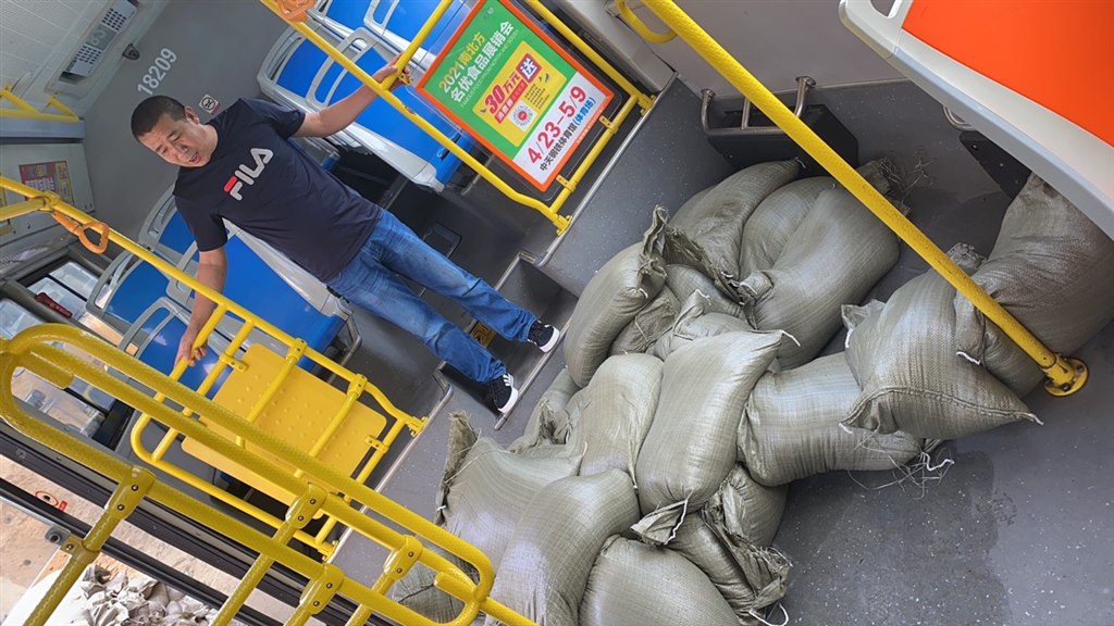 搬运沙袋.jpg 搬运沙袋.jpg
