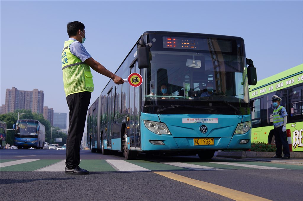 重点路口开展文明主题行动.jpg 重点路口开展文明主题行动.jpg