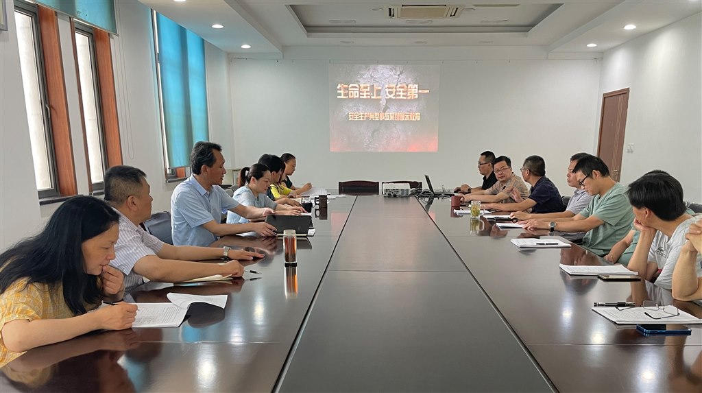 基层单位组织观看警示教育片.jpg 基层单位组织观看警示教育片.jpg